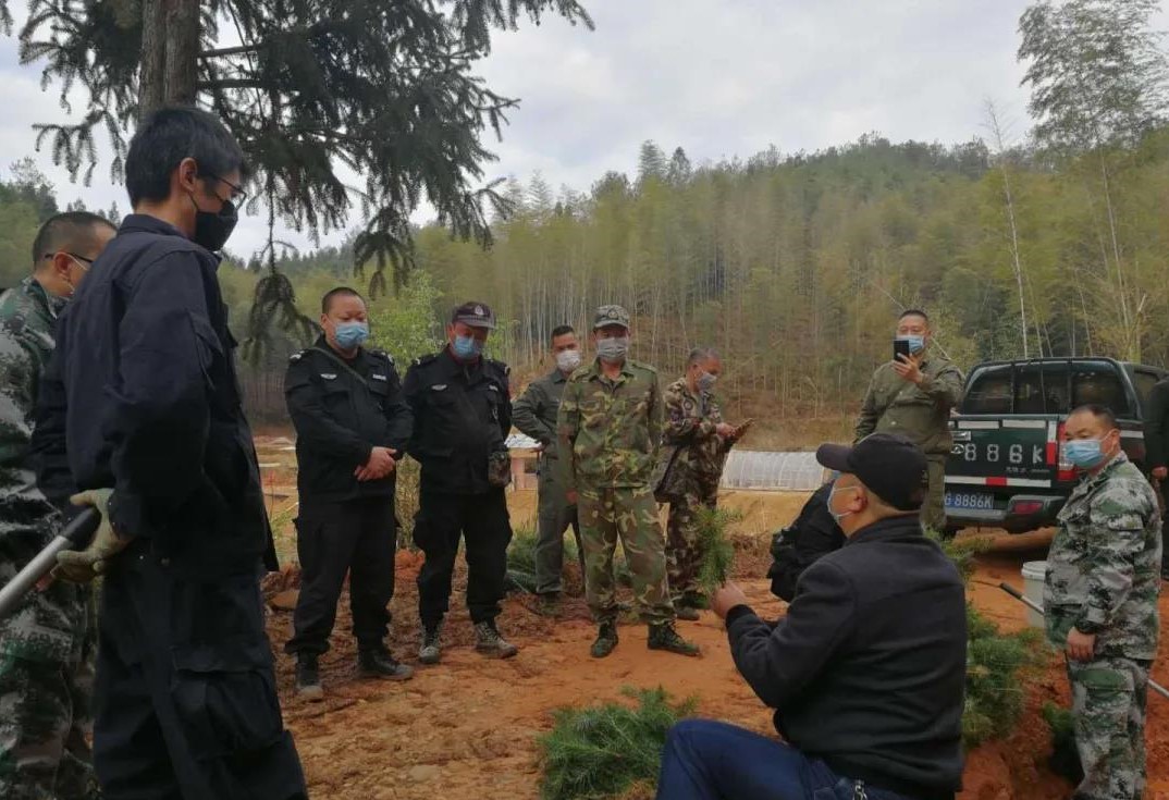 青山掛白我復(fù)綠 防疫復(fù)工添色彩 ——資源保護(hù)部義務(wù)突擊隊工作紀(jì)實 青山掛白我復(fù)綠 防疫復(fù)工添色彩 ——資源保護(hù)部義務(wù)突擊隊工作紀(jì)實