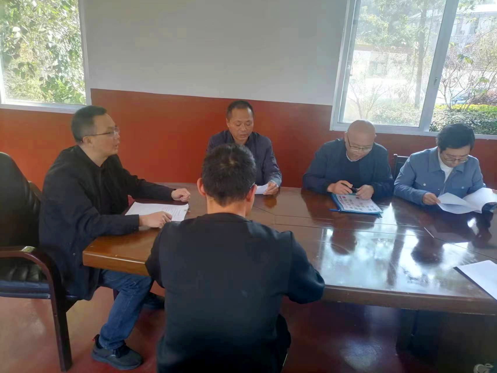 【主題教育·我在崗位做貢獻(xiàn)】 推進(jìn)村企合作造林，助力鄉(xiāng)村振興