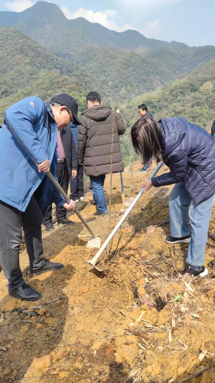 碳惠山?！ば雍糜心恪疤蓟蒎\旗”醫(yī)患共植“滬明杏林”活動